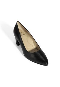 Zwarte leren pump met een spitse neus, lage blokhak en gevoerde inlegzool. Gladde textuur en minimalistisch ontwerp.