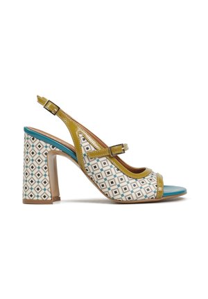 Sandałka na wysokim obcasie typu slingback z geometrycznym wzorem na słupku, turkusowy otwarty nosek oraz paski i obszycia z lakierowanej skóry w kolorze musztardowym.