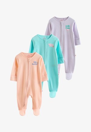 Tres bodys de bebé acanalados de manga larga en durazno, menta y lavanda, cada uno con cremallera frontal y frases bordadas en el pecho.
