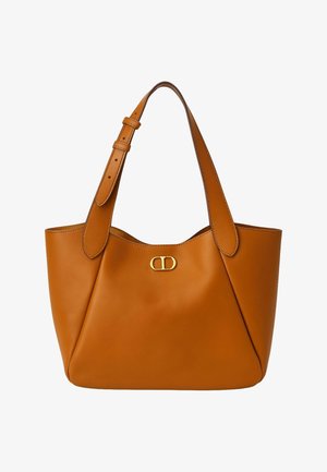 Borsa a spalla in pelle marrone con una texture liscia, caratterizzata da un logo dorato, una tracolla larga e un design con apertura superiore.