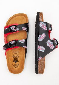 Sandales noires avec des accents rouges, dotées de semelles en liège et de sangles réglables. Le design comprend des motifs de camions de pompiers sur les sangles. Semelles texturées.