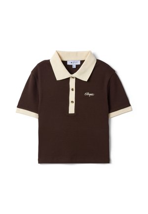Braunes Poloshirt mit kurzen Ärmeln, beigem Kragen, Ärmelbündchen und Dreiknopf-Leiste, mit kleinem kursivem Logo auf der linken Brust.
