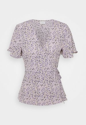 Lila wikkelblouse met korte mouwen, kleine zwart-witte bloemenprint en gerimpelde mouwranden.