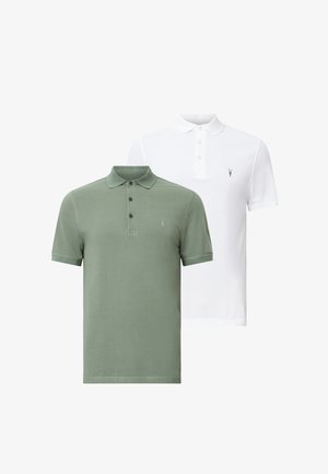 Dwie koszulki polo: jedna w oliwkowym kolorze z kołnierzykiem i trzema guzikami, a druga w białym kolorze z kołnierzykiem i dwoma guzikami, obie z małymi logo.