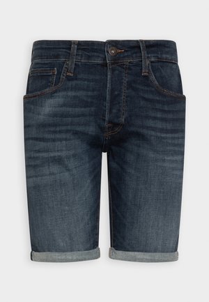 Dunkelblaue Jeansshorts mit umgeschlagenen Säumen, Vorder- und Gesäßtaschen sowie sichtbaren braunen Nähten, präsentiert vor einem schlichten Hintergrund.