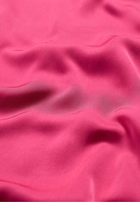 Material satinat de un roz vibrant, cu o textură netedă și lucioasă, prezintă falduri moi și curgătoare, precum și cute subtile.