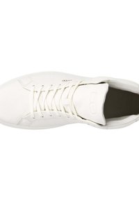 Baskets en cuir blanc avec lacets, languette rembourrée et logo ECCO près des lacets, vues de dessus sur fond blanc.