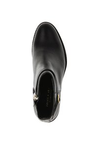 Schwarze Lederknöchelstiefel mit glatter Textur, spitzer Zehenpartie, seitlichem Reißverschluss und dezenten goldenen Hardware-Akzenten. Innenseite sichtbar.