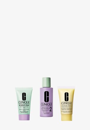 Drei Clinique Hautpflegeprodukte für trockene Mischhaut: flüssige Gesichtsseife, klärendes Peeling-Lotion und Feuchtigkeitslotion.