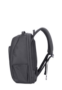 Sac à dos noir en tissu texturé, doté de bretelles rembourrées, d'une poche latérale et d'une poignée supérieure pour le transport.
