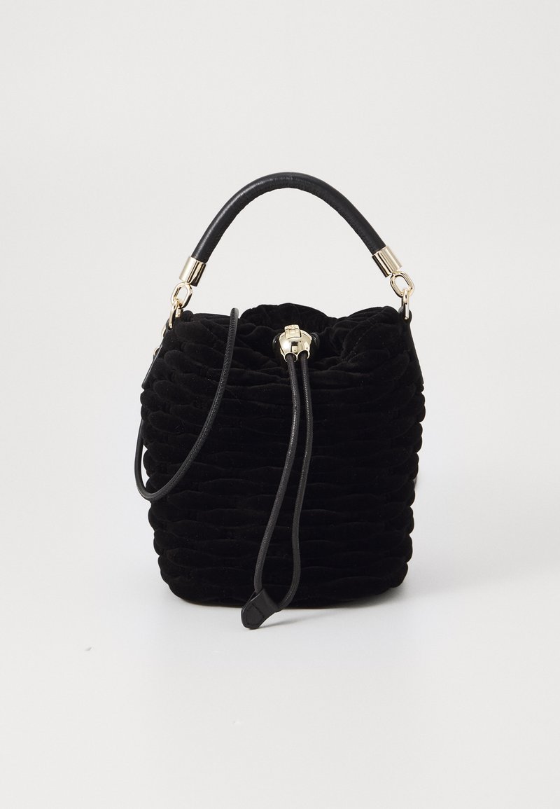 Sac seau en velours noir avec un design texturé et plissé, doté d'une poignée en cuir arrondie et de détails en or.
