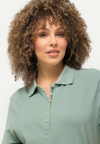 Ulla Popken MANCHES COURTES - Polotričko - light moss green