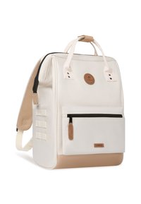 Weißer Canvas-Rucksack mit beigen Lederakzenten, vorderer Reißverschluss-Tasche, seitlichen Riemen und oberen Griffen; modernes Design mit rundem Markenlogo.
