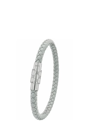 Bracciale intrecciato in pelle grigio chiaro con chiusura in argento lucido incisa con motivi decorativi e nome del marchio.