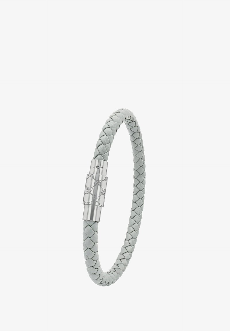 Bracciale intrecciato in pelle grigio chiaro con chiusura in argento lucido incisa con motivi decorativi e nome del marchio.