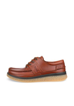 Zapato casual marrón de piel con cordones, detalle de costuras, suela texturizada en negro y marrón claro, y “Natural Motion” grabado en el lateral.
