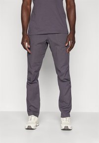 Γκρίζα παντελόνια κατασκευασμένα από ελαφρύ ύφασμα, με κανονική γραμμή, δύο πλαϊνές τσέπες και διακριτή ραφή.