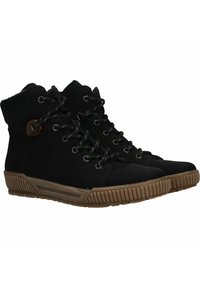 Czarne wysokie trampki z zamszu, z metalowymi oczkami, kontrastującymi sznurowadłami, gumową podeszwą i teksturowanym bieżnikiem. Posiadają okrągły akcent.