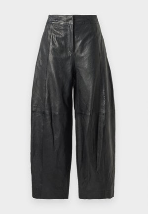 Pantaloni in pelle nera a gamba larga con vita alta, caratterizzati da cuciture sottili e una texture liscia. Lunghezza cropped fino a metà polpaccio.