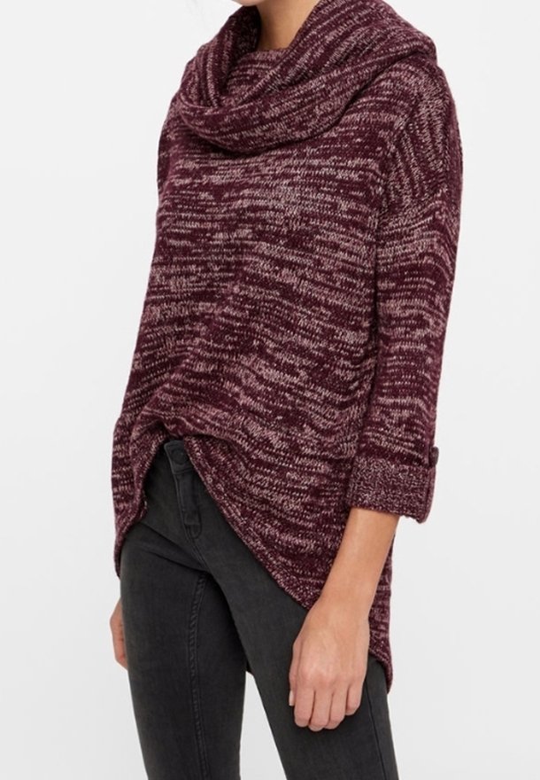 Maglione bordeaux a maglia con colletto a pipistrello, vestibilità ampia e maniche arrotolate. Presenta un motivo testurizzato e un orlo posteriore più lungo.
