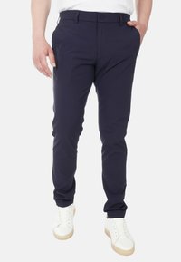 Pantaloni blu navy con un design slim fit, realizzati in un tessuto morbido. Presentano tasche frontali e una chiusura con un solo bottone in vita.