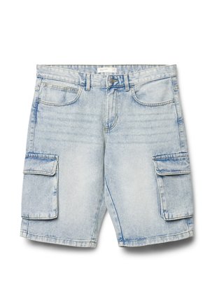 Pantaloncini cargo in denim azzurro chiaro con tasche frontali, passanti per cintura, chiusura con bottoni e tasche con patta su ogni coscia.