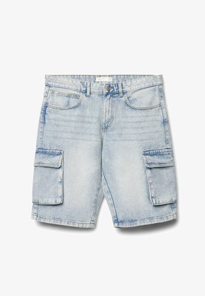 Shorts cargo en denim bleu clair avec poches avant, passants de ceinture, fermeture par bouton, et poches à rabat sur chaque cuisse.