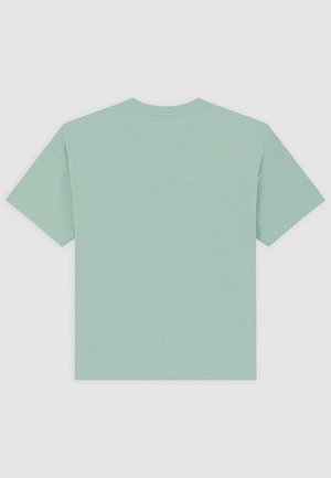 T-shirt a maniche corte verde menta, con colletto rotondo, realizzato in tessuto morbido, dalla consistenza liscia e senza grafiche o accentuazioni visibili.