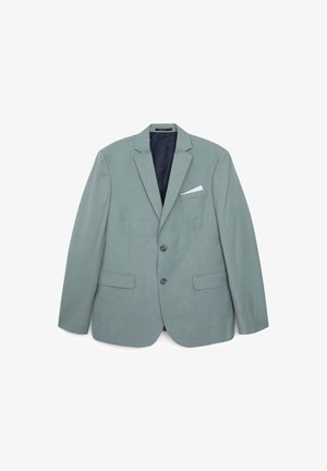 Blazer vert clair en tissu texturé, avec un design à boutonnière simple, deux poches avant et un mouchoir blanc.