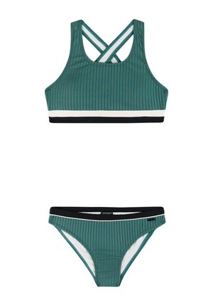 Groene geribbelde tweedelige badpak met gekruiste bandjes aan de achterkant van het topje en zwart-witte biezen op beide delen.