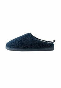 Marinblå fleece-toffel med en texturerad övre del, rundad tå och en slitstark svart sula. Har en ögla för lätt påtagning.