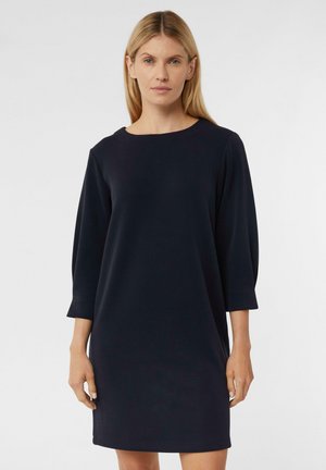 Abito blu navy, di lunghezza al ginocchio, con scollatura rotonda e maniche a tre quarti. Tessuto morbido con una vestibilità rilassata e senza motivi visibili.