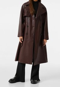 Bershka Trenchcoat - bordeaux