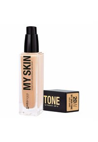Fondotinta liquido in una bottiglia rettangolare trasparente con pompa nera. Etichetta della tonalità "20W Gold Sand" su una scatola nera. SPF 15 indicato.