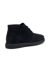 Botas de tobillo de ante negro con un diseño de cordones, puntera redondeada y un acabado texturizado. Cuenta con una suela de goma flexible para mayor comodidad.