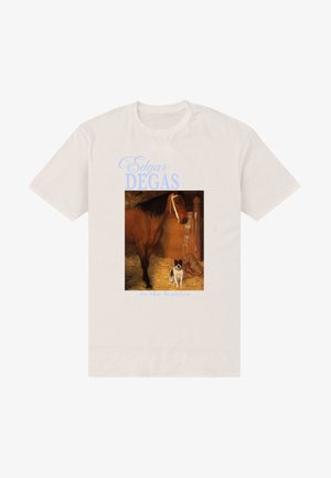 Beżowy t-shirt z napisem Edgar Degas oraz obrazem brązowego konia i małego czarno-białego psa w stodole ze stogiem siana.