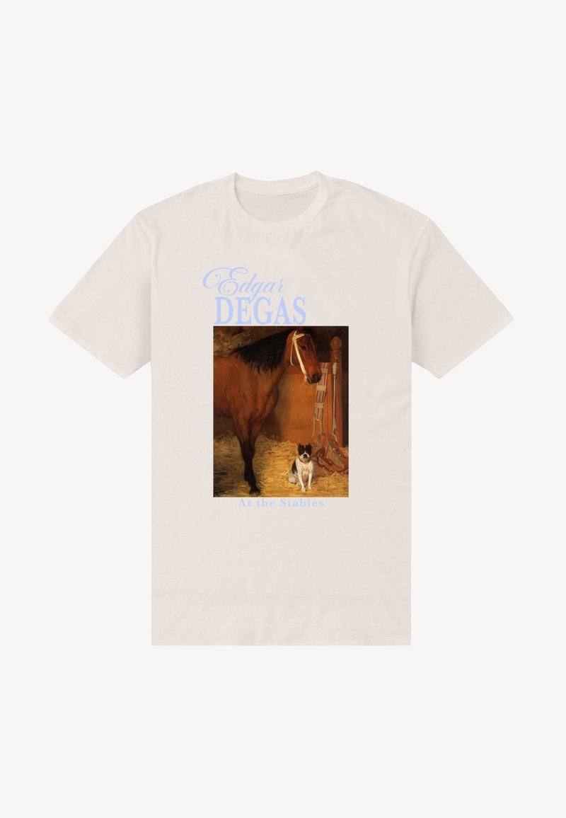 Beige t-shirt med tekst om Edgar Degas og maleri af en brun hest og en lille sort-hvid hund i en stald med hø.