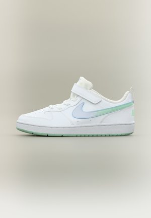 Biela nízka teniska so svetlomodrým a zeleným logom Nike, suchým zipsom, bielymi šnúrkami a zelenou podrážkou na neutrálnom pozadí.