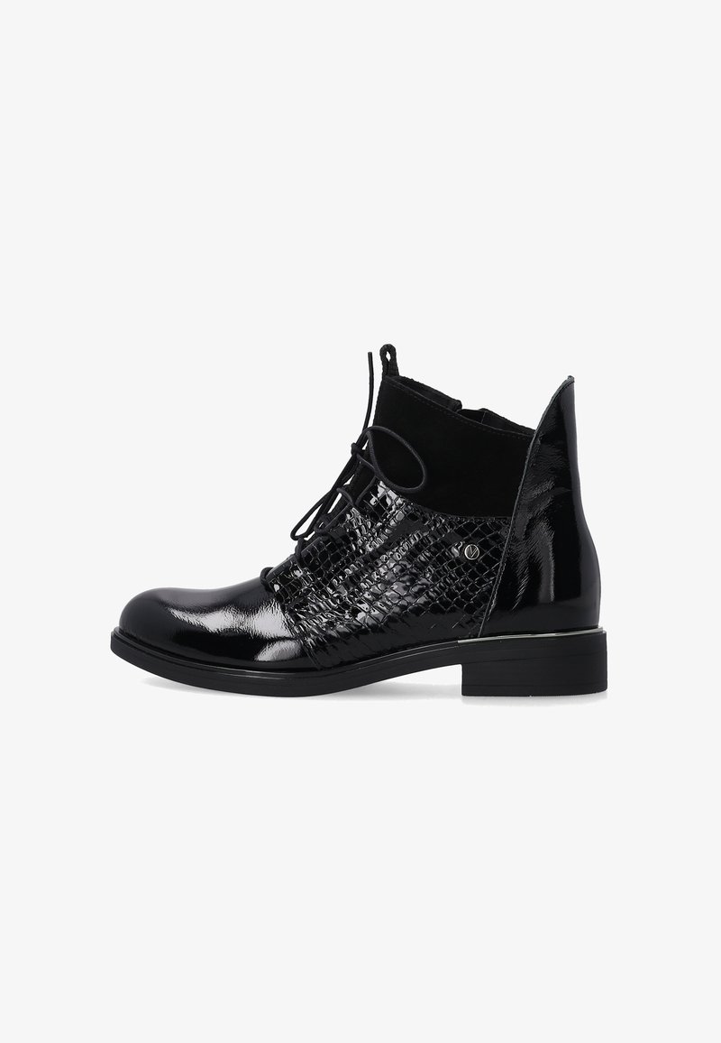 Czarne botki za kostkę z błyszczącym lakierowanym wykończeniem i teksturowanym wzorem węża, z detalem sznurowania i niskim słupkiem.