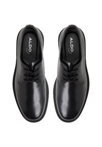 Musta nahkakengät, joissa on virtaviivainen muotoilu, nauhakiinnitys, sileä pinta ja teksturoitu kumipohja, joissa on "ALDO"-merkintä sisällä.