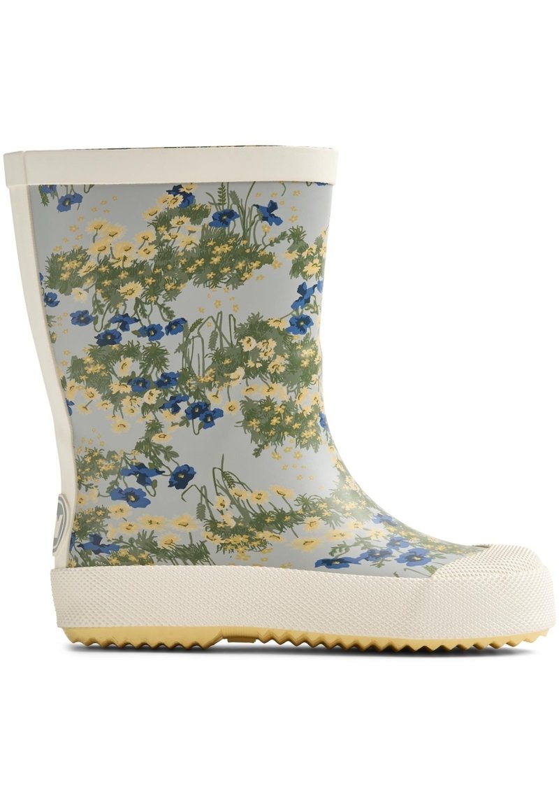 Botte de pluie en caoutchouc à motifs floraux avec un fond gris clair, des fleurs bleues et jaunes, un bord supérieur blanc et une semelle crème texturée avec un motif en zigzag.