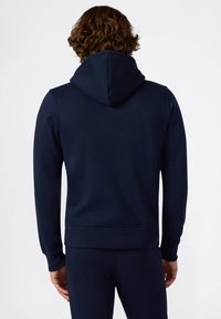 Felpa con cappuccio blu navy, in misto cotone, texture morbida, tasca a marsupio, polsini e orlo a coste, design minimale, vista posteriore.