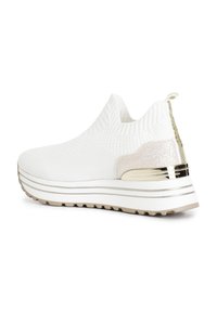 Weiße Stricksneaker mit einem Slip-On-Design, das über einen metallischen Akzent an der Ferse und ein strukturiertes Gewebe verfügt. Dicke Sohle mit einem hellbeigen Profil.