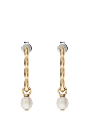 Gold gedrehte Creolen mit je einer einzelnen weißen Perle, gesichert mit silbernen Stecker-Verschlüssen.