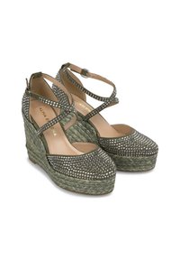 Sandali verdi con zeppa in corda intrecciata, decorati con strass sulla punta e sulle cinghie alla caviglia. Texture liscia con design a tacco chiuso.