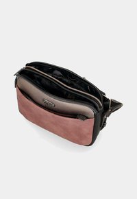 Borsa compatta con una parte frontale texturizzata rosa, accenti sintetici grigi e numerosi scomparti con zip, il tutto foderato con un elegante rivestimento interno nero.