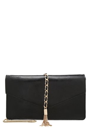 Schwarze Leder-Clutch mit Klappe, mit goldener Kette und dekorativer goldener Quaste in der Mitte.