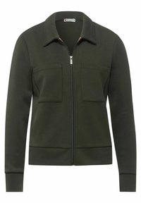 Giacca zip-up verde oliva con colletto, due tasche frontali e polsini a coste. Realizzata in tessuto morbido e liscio con un design minimalista.