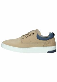 Beige Wildlederschuhe mit marineblauen Stoffakzenten, durchbrochenen Details, runden Schnürsenkeln und einer weißen Gummisohle, die ein Low-Profile-Design aufweisen.