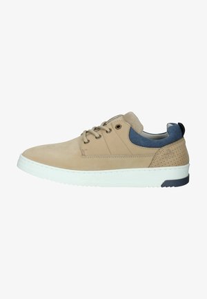 Beige Wildlederschuhe mit marineblauen Stoffakzenten, durchbrochenen Details, runden Schnürsenkeln und einer weißen Gummisohle, die ein Low-Profile-Design aufweisen.